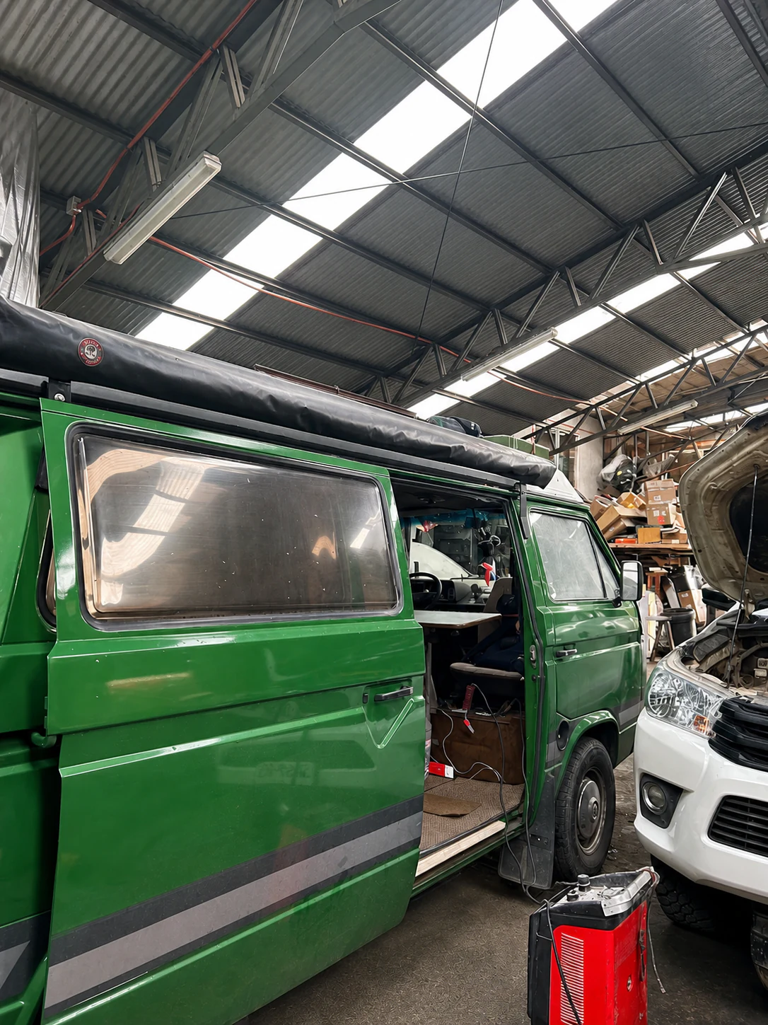 Van verde en servicio técnico dentro del taller Adriazola 4WD