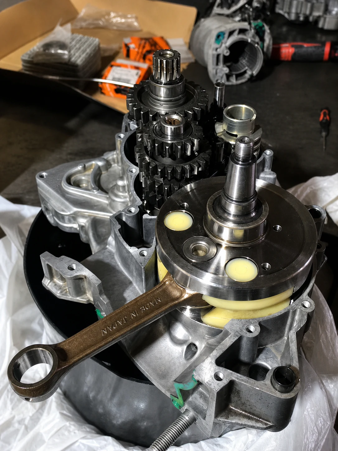 Motor de motocicleta de dos tiempos de una KTM 300 abierto durante su reparación